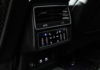 Подержанный автомобиль Audi Q7 2021 года (27 фото)