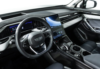 Подержанный автомобиль Geely Atlas 2024 года (11 фото)