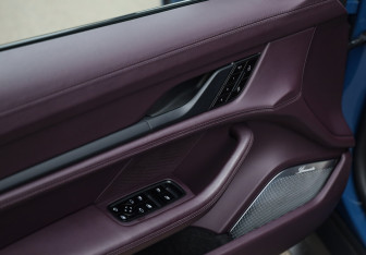 Подержанный автомобиль Porsche Taycan 2020 года (25 фото)