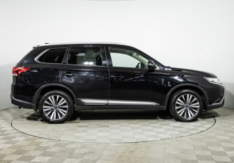 Подержанный автомобиль Mitsubishi Outlander 2019 года (4 фото)