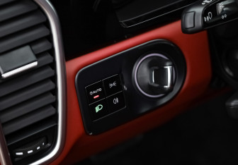 Подержанный автомобиль Porsche Cayenne 2021 года (18 фото)