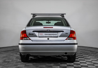 Подержанный автомобиль Ford Focus Sedan 2003 года (6 фото)