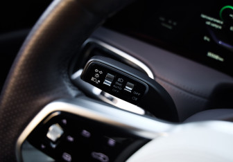 Подержанный автомобиль Hongqi E-HS9 2021 года (23 фото)