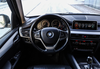 Подержанный автомобиль BMW X5 2017 года (12 фото)