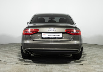 Подержанный автомобиль Audi A4 Sedan 2015 года (6 фото)