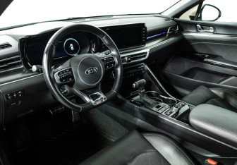 Подержанный автомобиль Kia K5 2020 года (11 фото)
