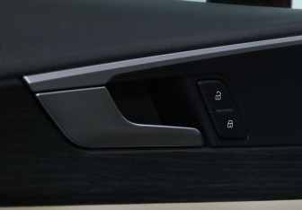Подержанный автомобиль Audi A4 Sedan 2016 года (17 фото)