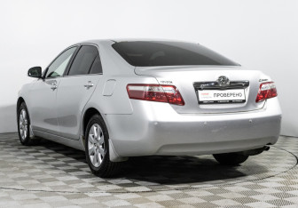 Подержанный автомобиль Toyota Camry Sedan 2010 года (7 фото)