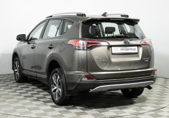 Подержанный автомобиль Toyota RAV4 2017 года (7 фото)
