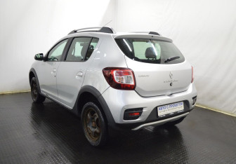 Подержанный автомобиль Renault Sandero 2014 года (7 фото)