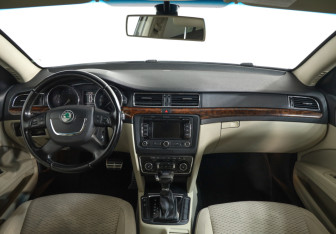 Подержанный автомобиль Skoda Superb Liftback 2012 года (9 фото)