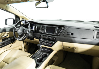 Подержанный автомобиль Kia Carnival 2020 года (9 фото)