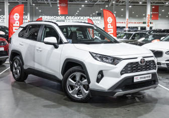 Подержанный автомобиль Toyota RAV4 2021 года (4 фото)