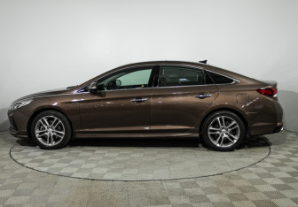 Подержанный автомобиль Hyundai Sonata 2017 года (8 фото)