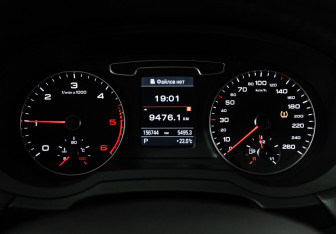Подержанный автомобиль Audi Q3 2012 года (12 фото)
