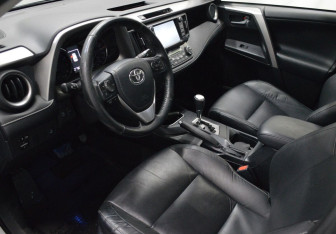 Подержанный автомобиль Toyota RAV4 2017 года (10 фото)