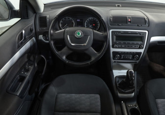Подержанный автомобиль Skoda Octavia Liftback 2011 года (10 фото)