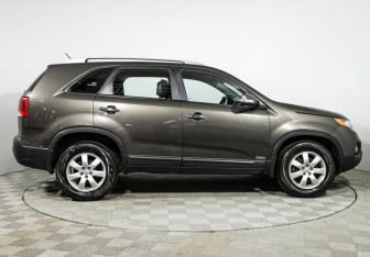 Подержанный автомобиль Kia Sorento 2011 года (4 фото)