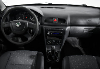 Подержанный автомобиль Skoda Octavia Liftback 2010 года (13 фото)