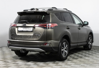 Подержанный автомобиль Toyota RAV4 2018 года (5 фото)