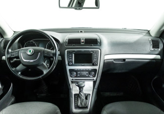 Подержанный автомобиль Skoda Octavia Liftback 2010 года (13 фото)