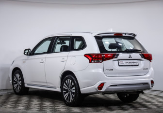 Подержанный автомобиль Mitsubishi Outlander 2022 года (7 фото)