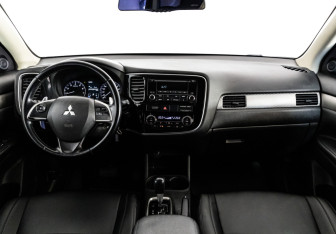 Подержанный автомобиль Mitsubishi Outlander 2014 года (10 фото)