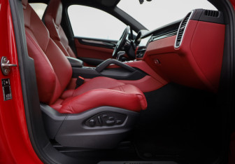 Подержанный автомобиль Porsche Cayenne 2022 года (26 фото)