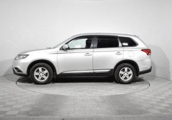 Подержанный автомобиль Mitsubishi Outlander 2019 года (8 фото)