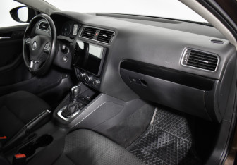 Подержанный автомобиль Volkswagen Jetta Sedan 2012 года (12 фото)