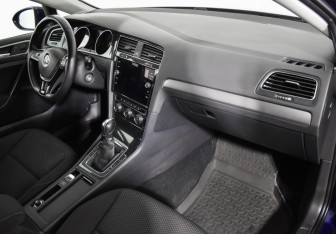 Подержанный автомобиль Volkswagen Golf Wagon 2017 года (12 фото)