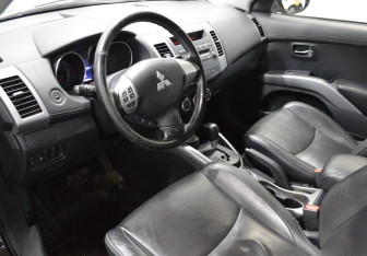Подержанный автомобиль Mitsubishi Outlander 2011 года (10 фото)