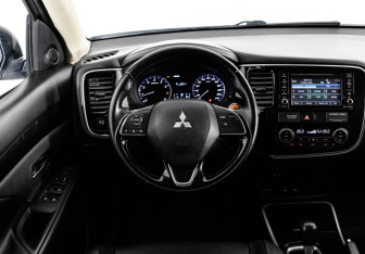 Подержанный автомобиль Mitsubishi Outlander 2017 года (12 фото)