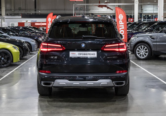 Подержанный автомобиль BMW X5 2019 года (9 фото)