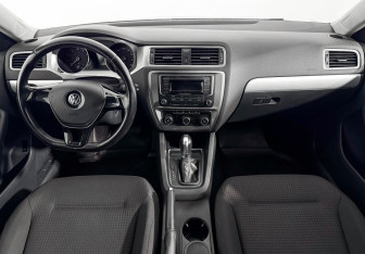 Подержанный автомобиль Volkswagen Jetta Sedan 2018 года (15 фото)