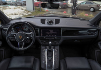 Подержанный автомобиль Porsche Macan 2019 года (10 фото)