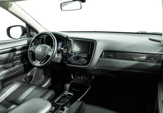 Подержанный автомобиль Mitsubishi Outlander 2017 года (9 фото)