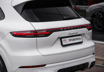 Подержанный автомобиль Porsche Cayenne 2018 года (12 фото)