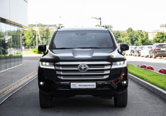 Подержанный автомобиль Toyota Land Cruiser Suv 2022 года (4 фото)