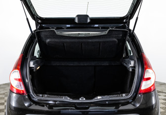 Подержанный автомобиль Renault Sandero 2012 года (14 фото)