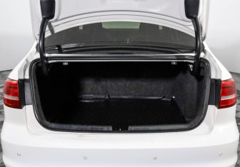 Подержанный автомобиль Volkswagen Jetta Sedan 2015 года (16 фото)