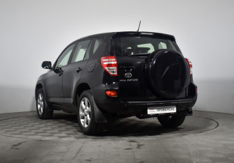 Подержанный автомобиль Toyota RAV4 2011 года (7 фото)