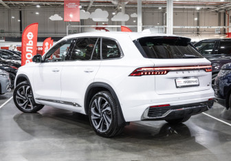 Подержанный автомобиль Geely Monjaro 2023 года (10 фото)