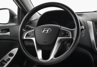 Подержанный автомобиль Hyundai Solaris Hatchback 2014 года (14 фото)