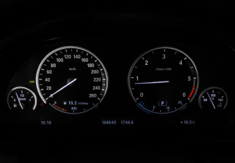 Подержанный автомобиль BMW X6 2015 года (26 фото)