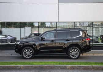 Подержанный автомобиль Toyota Land Cruiser Suv 2022 года (9 фото)