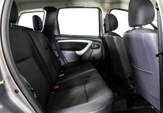 Подержанный автомобиль Nissan Terrano 2014 года (15 фото)