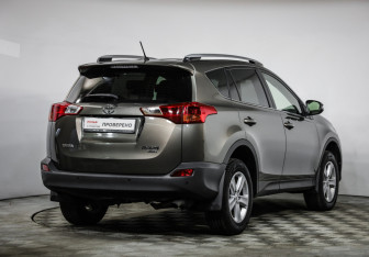 Подержанный автомобиль Toyota RAV4 2013 года (5 фото)