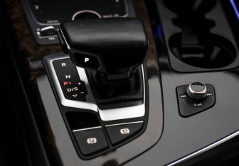 Подержанный автомобиль Audi Q7 2015 года (25 фото)