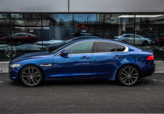 Подержанный автомобиль Jaguar XE 2015 года (8 фото)